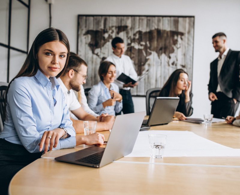 grupo-personas-trabajando-plan-negocios-oficina